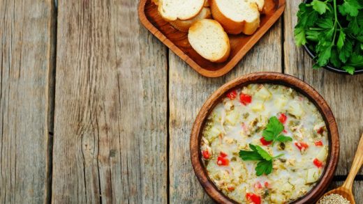 Supë krem ​​me quinoa, kërpudha dhe kokos, përzierje aromatike