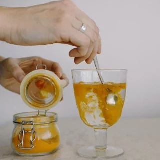 Latte me shafran të Indisë, ilaçi më i mirë anti-inflamator