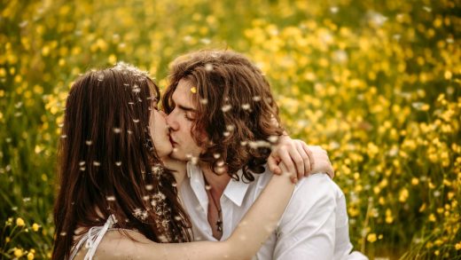 Psikologët shpjegojnë pse puthja është kaq e rëndësishme në marrëdhëniet në çift
