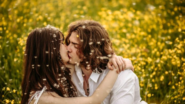 Psikologët shpjegojnë pse puthja është kaq e rëndësishme në marrëdhëniet në çift