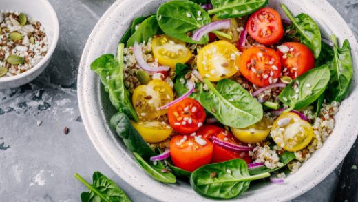 Sallatë detoksifikuese me quinoa dhe spinaq