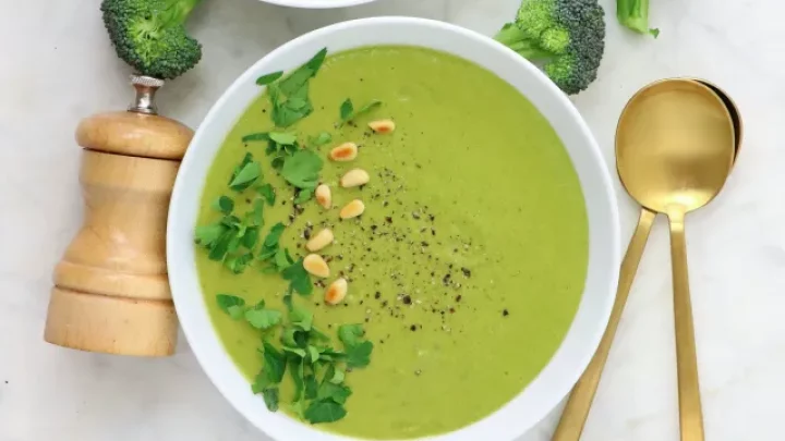 Supë kremi me brokoli dhe fara pishe